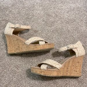 Tom’s cream/tan wedges